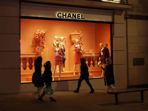 chanel rosja|Chanel restricts sales to Russians abroad amid Ukraine war.